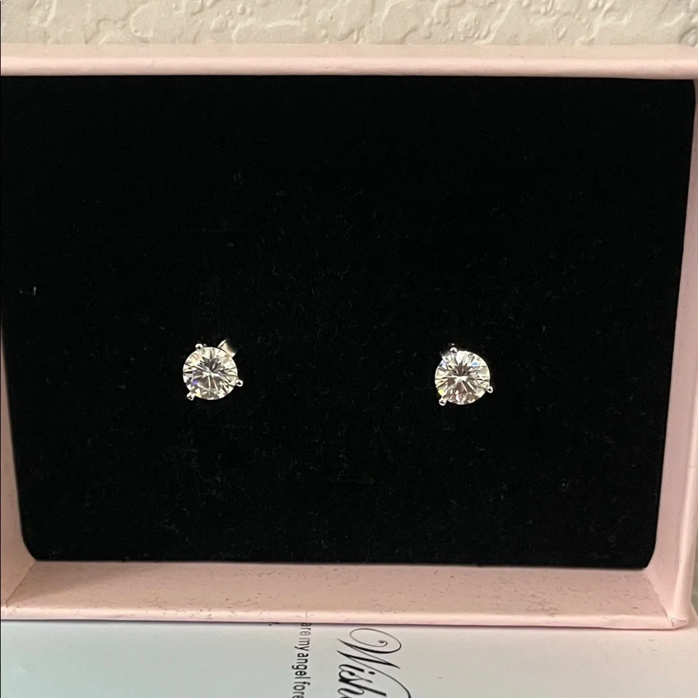 💎1.0Ctw Moissanite 3 Prongs Stud Earrings with GRA Certificate - Picture 1 of 10